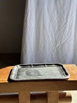Grand plateau vintage en métal argenté à décor végétal style Art nouveau L4
