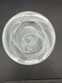 Grand plat en verre « Volutes de fumée » – décor blanc, Ø 35 cm