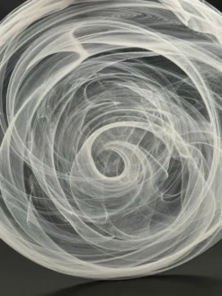 Grand plat en verre « Volutes de fumée » – décor blanc, Ø 35 cm