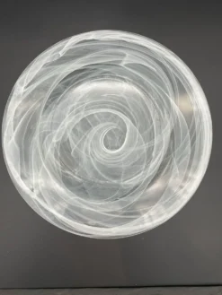 Grand plat en verre « Volutes de fumée » – décor blanc, Ø 35 cm