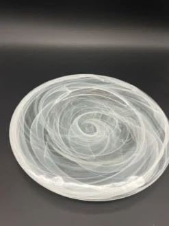 Grand plat en verre « Volutes de fumée » – décor blanc, Ø 35 cm