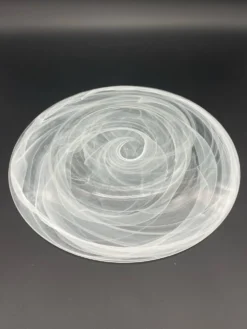 Grand plat en verre « Volutes de fumée » – décor blanc, Ø 35 cm