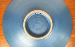 Grand plat mural décoratif en céramique de studio allemand de style mid-century moderne par Eva Fritz-Lindner pour Karlsruher Majolika, années 1960.