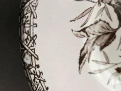Grand plat ovale ancien Terre de Fer – décor pommes et insectes
