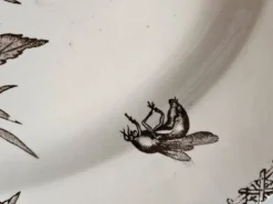 Grand plat ovale ancien Terre de Fer – décor pommes et insectes