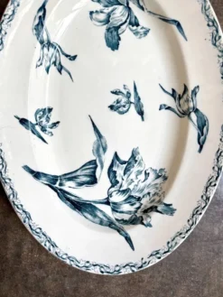 Grand plat ovale Lunéville en terre de fer bleue, service "Tulipe"