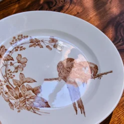 Grand plat rond de 1870 signé Longwy aux oiseaux terre de fer sépia
