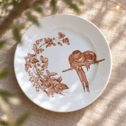 Grand plat rond de 1870 signé Longwy aux oiseaux terre de fer sépia