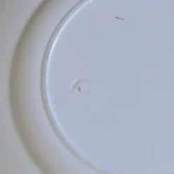 Grand plat rond de 1870 signé Longwy aux oiseaux terre de fer sépia
