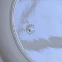 Grand plat rond de 1870 signé Longwy aux oiseaux terre de fer sépia