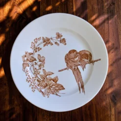 Grand plat rond de 1870 signé Longwy aux oiseaux terre de fer sépia