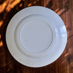Grand plat rond de 1870 signé Longwy aux oiseaux terre de fer sépia