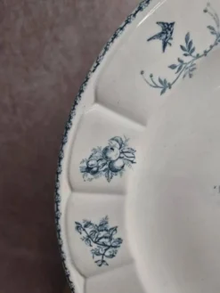 Grand plat rond en terre de fer Clairefontaine modèle Pompadour 33 cm