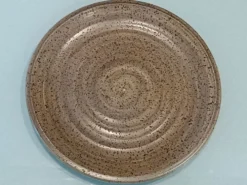 Grand plat vintage en grès moucheté Salins-les-Bains - années 60-70