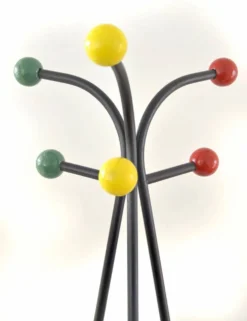 Grand porte-manteau coloré des années 50, autonome, par Roger Feraud.