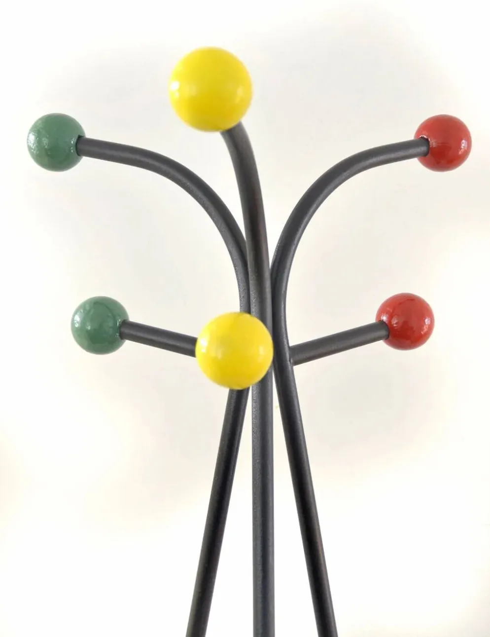 Grand porte-manteau coloré des années 50, autonome, par Roger Feraud.