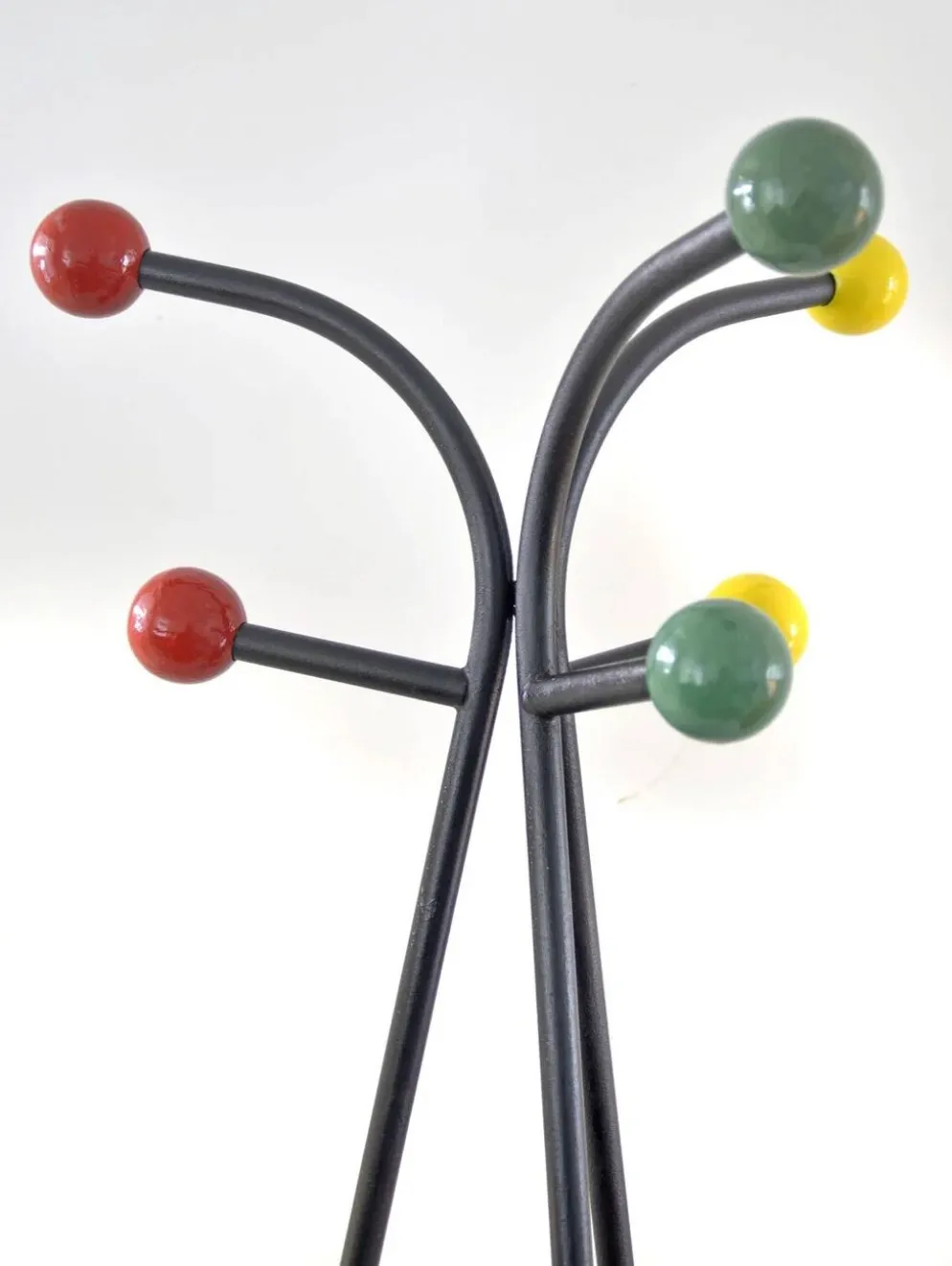 Grand porte-manteau coloré des années 50, autonome, par Roger Feraud.