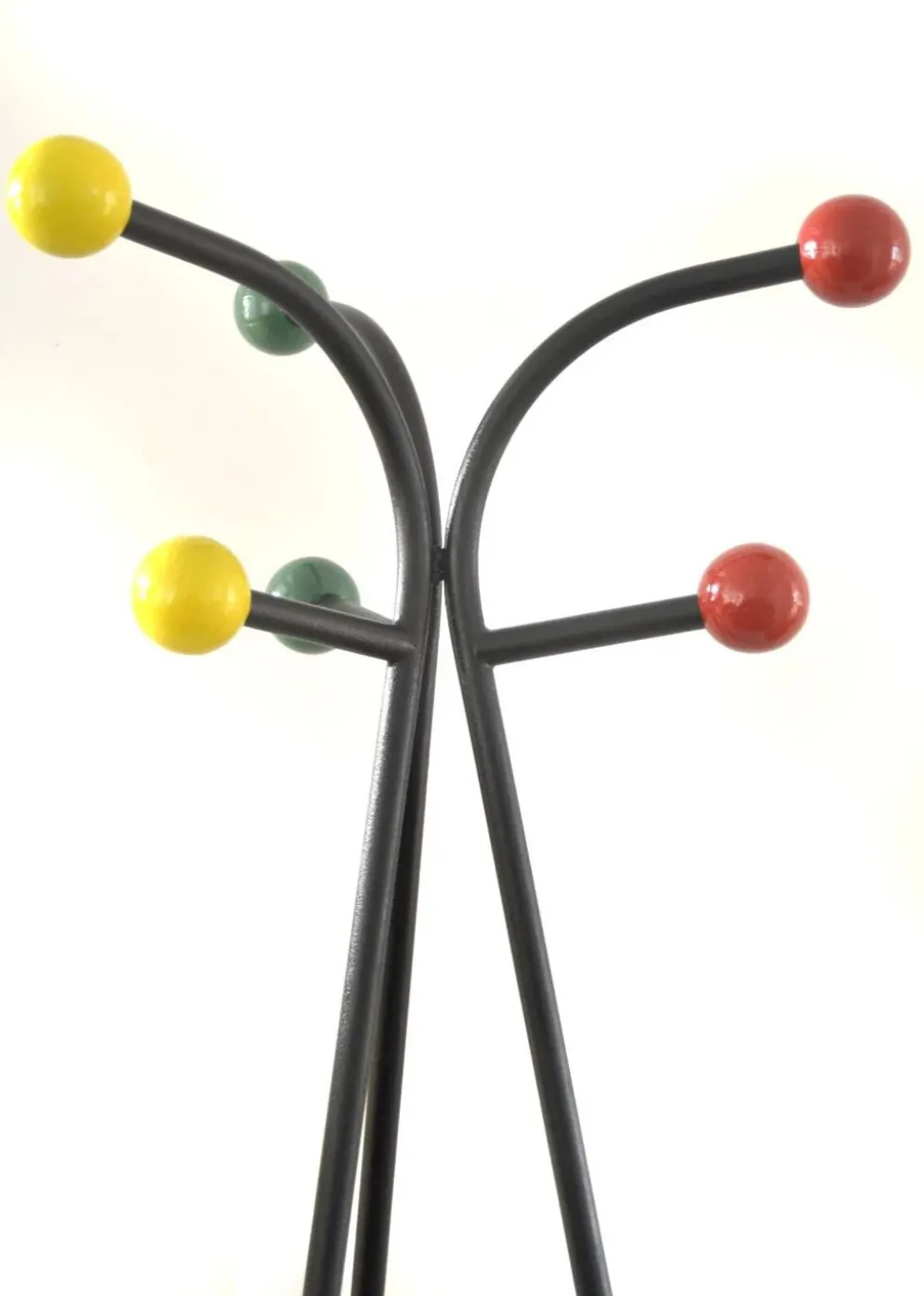 Grand porte-manteau coloré des années 50, autonome, par Roger Feraud.
