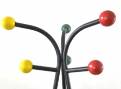 Grand porte-manteau coloré des années 50, autonome, par Roger Feraud.