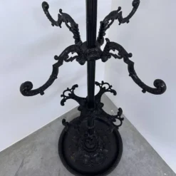 Grand porte-manteau en fonte ornée avec 12 crochets