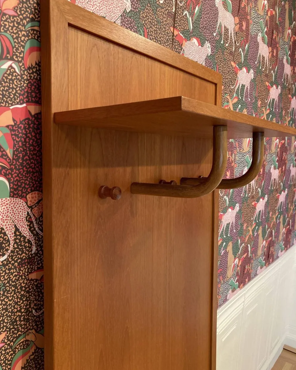 Grand rangement suspendu design scandinave 1960.