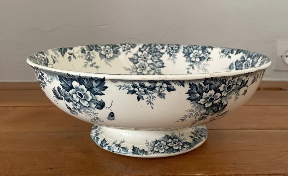 Grand saladier ancien sur piedouche en faïence de Saint-Amand (Nord)