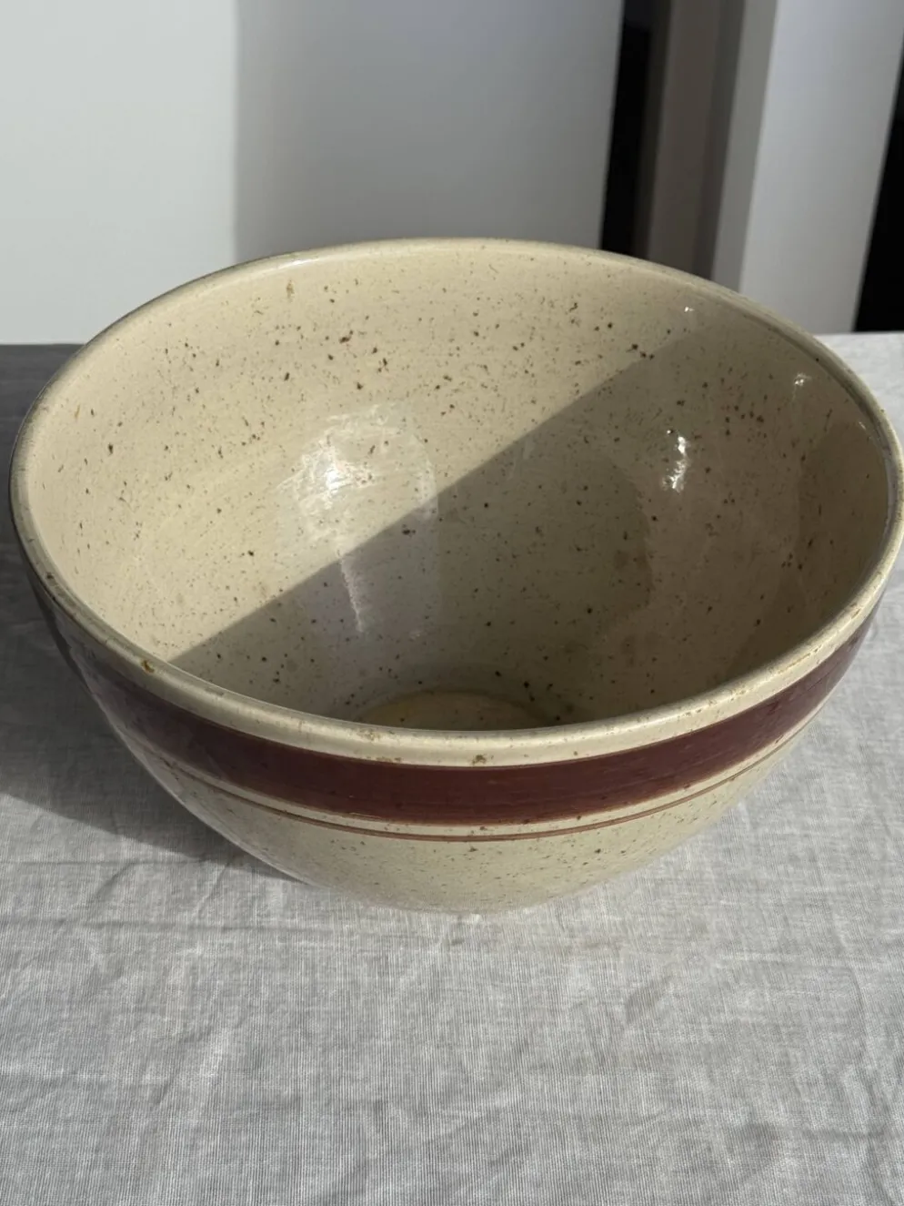 Grand saladier en beige moucheté à frise ocre H14 D25