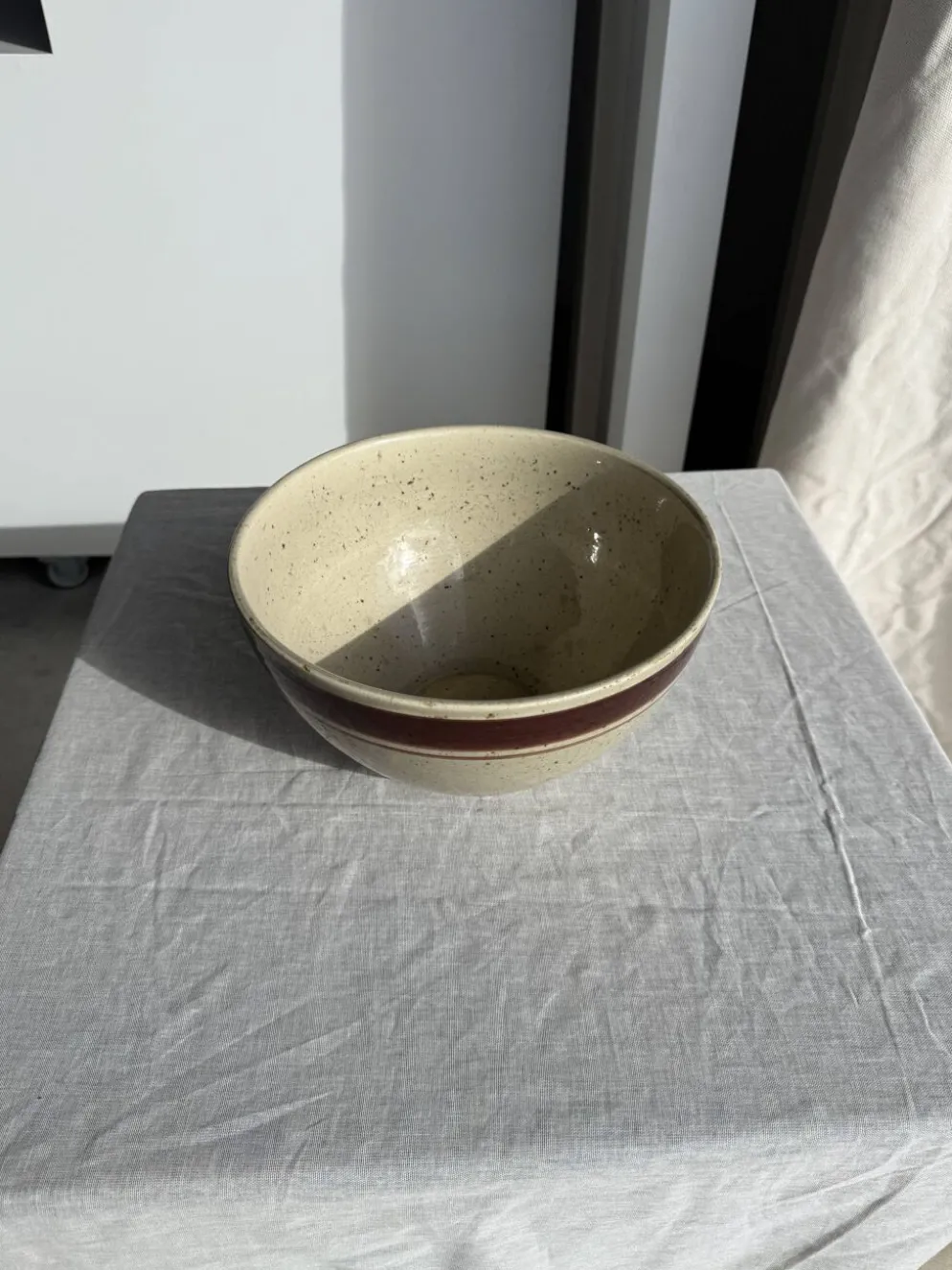 Grand saladier en beige moucheté à frise ocre H14 D25