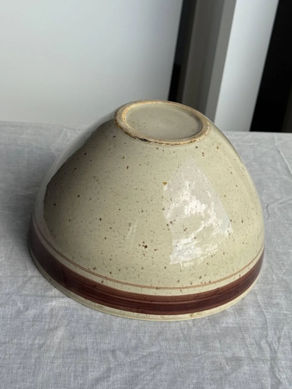 Grand saladier en beige moucheté à frise ocre H14 D25