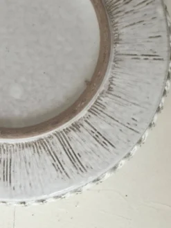Grand saladier en céramique émaillée blanc à décor incisé