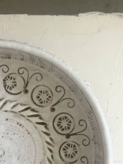 Grand saladier en céramique émaillée blanc à décor incisé