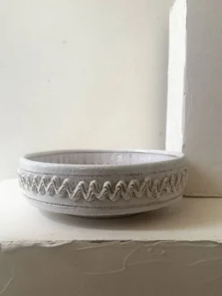 Grand saladier en céramique émaillée blanc à décor incisé