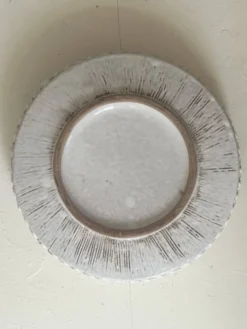 Grand saladier en céramique émaillée blanc à décor incisé