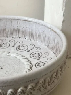 Grand saladier en céramique émaillée blanc à décor incisé