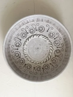 Grand saladier en céramique émaillée blanc à décor incisé