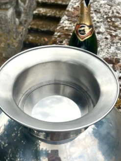 Grand seau à champagne en aluminium avec poignées dorées.