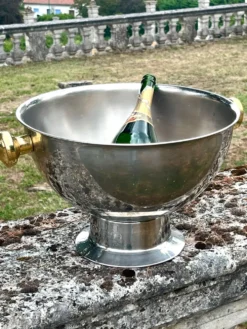 Grand seau à champagne en aluminium avec poignées dorées.