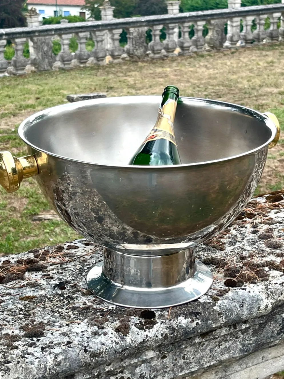 Grand seau à champagne en aluminium avec poignées dorées.