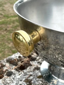 Grand seau à champagne en aluminium avec poignées dorées.