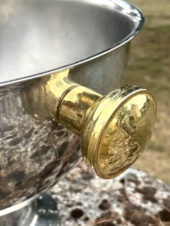 Grand seau à champagne en aluminium avec poignées dorées.