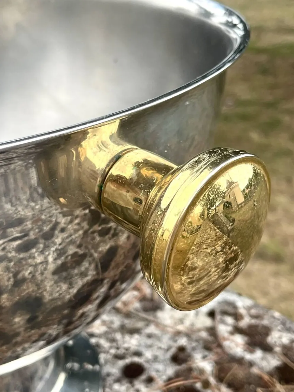 Grand seau à champagne en aluminium avec poignées dorées.