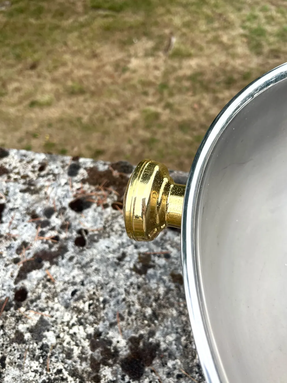 Grand seau à champagne en aluminium avec poignées dorées.