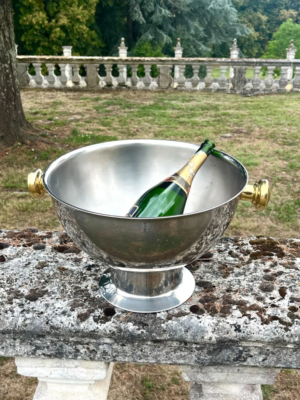 Grand seau à champagne en aluminium avec poignées dorées.