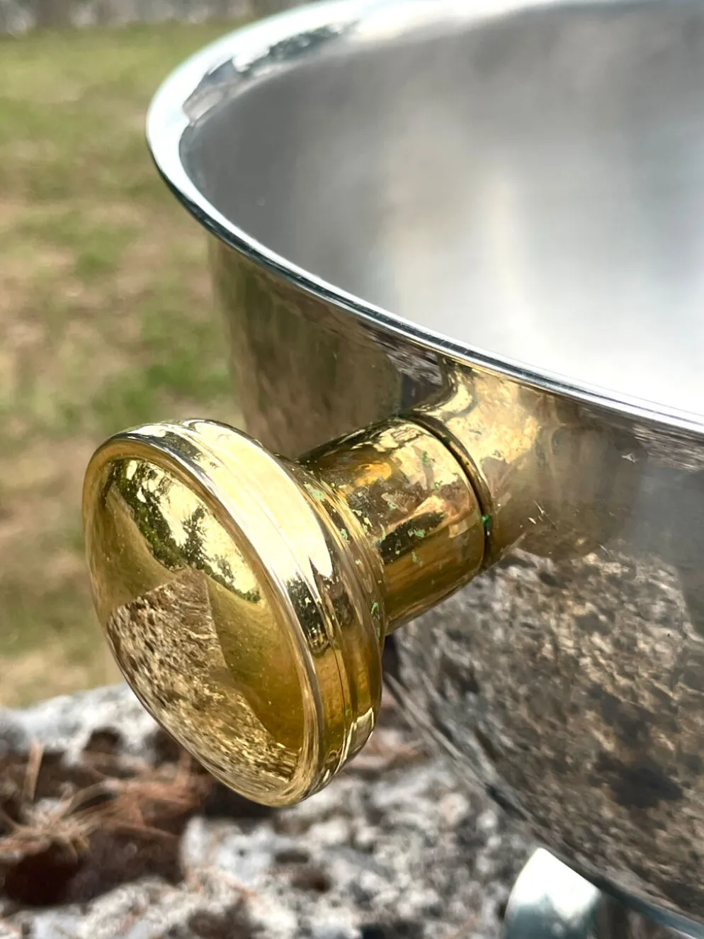 Grand seau à champagne en aluminium avec poignées dorées.