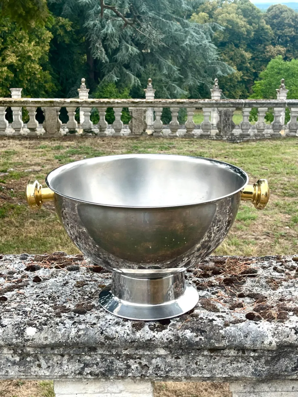 Grand seau à champagne en aluminium avec poignées dorées.