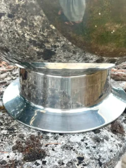 Grand seau à champagne en aluminium avec poignées dorées.