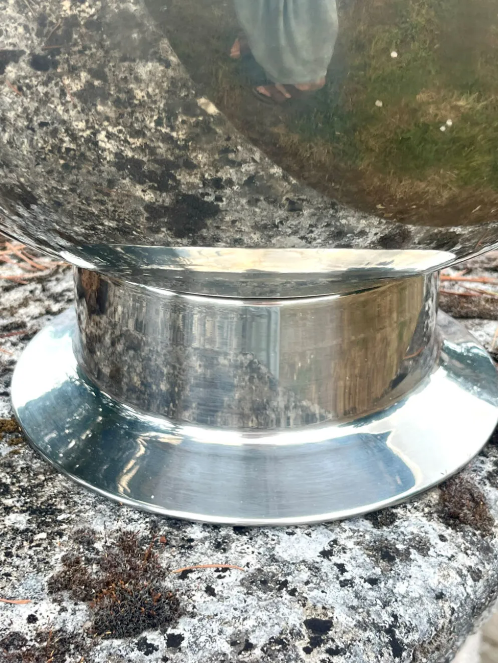 Grand seau à champagne en aluminium avec poignées dorées.