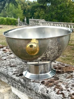 Grand seau à champagne en aluminium avec poignées dorées.