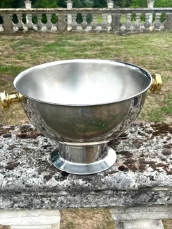 Grand seau à champagne en aluminium avec poignées dorées.