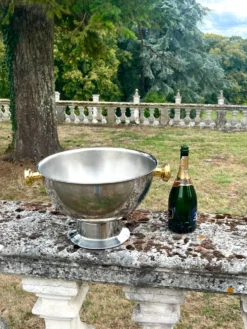 Grand seau à champagne en aluminium avec poignées dorées.